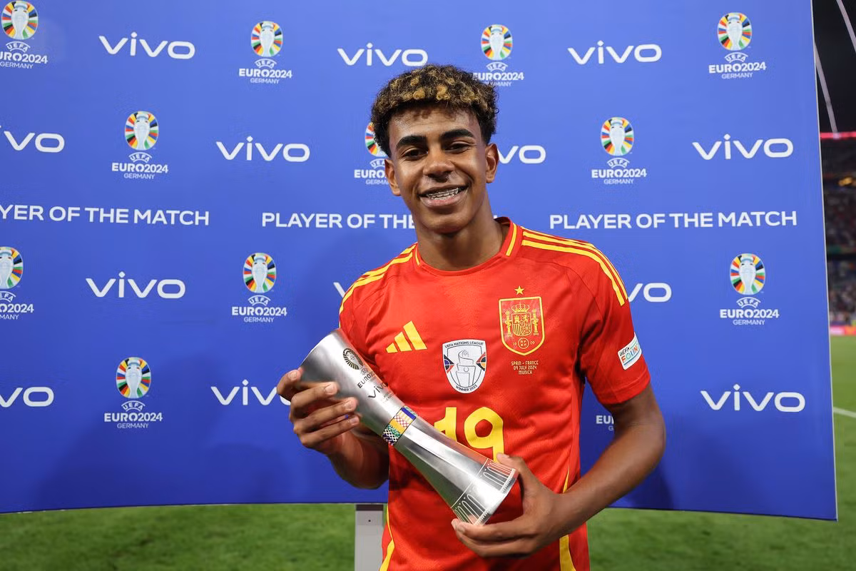 Lamine Yamal là cầu thủ trẻ xuất sắc nhất EURO 2024. Lamine Yamal là cầu thủ trẻ xuất sắc nhất EURO 2024.