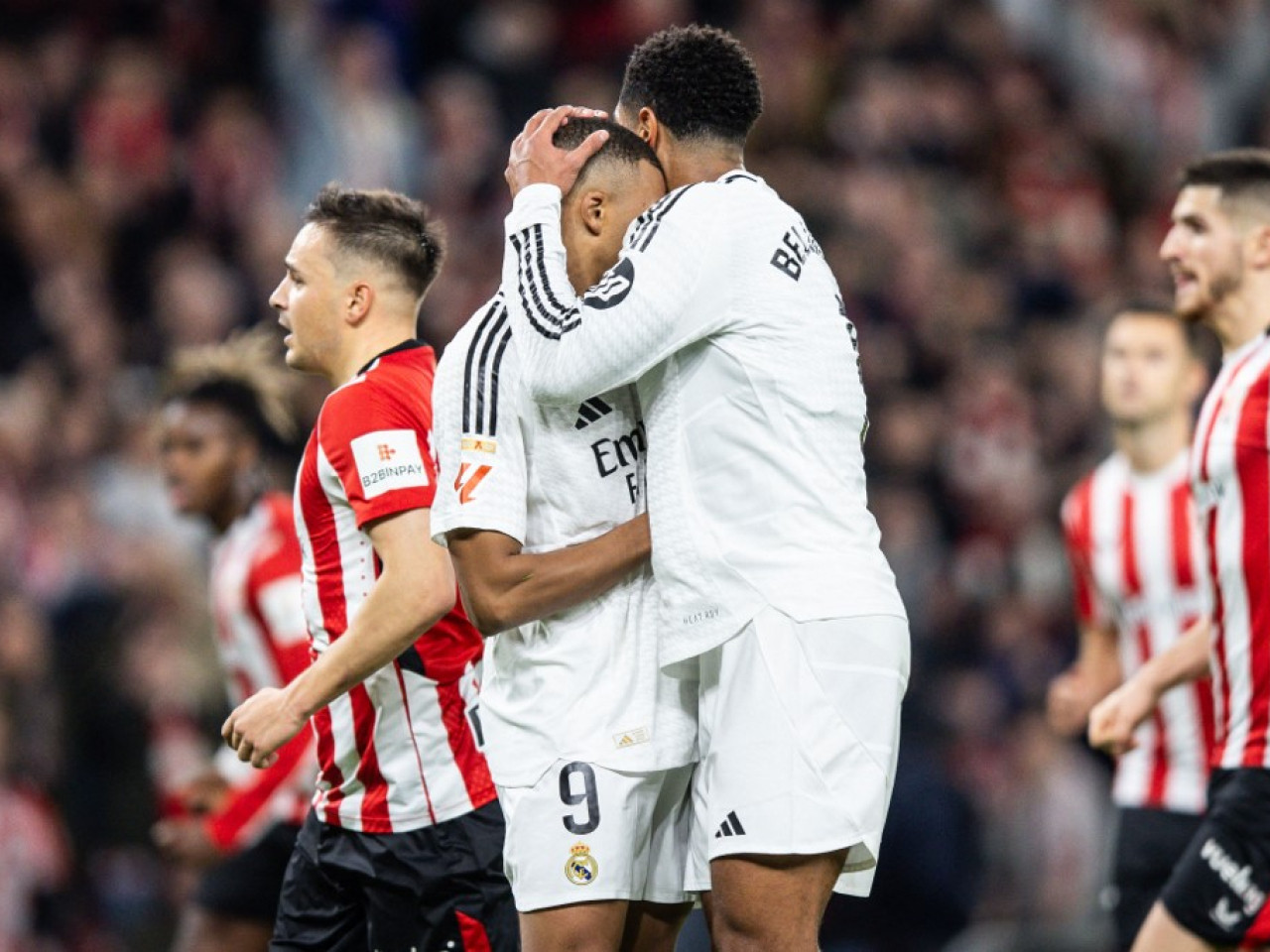 Mbappe được Bellingham an ủi sau khi tiếp tục đá hỏng phạt đền. Mbappe được Bellingham an ủi sau khi tiếp tục đá hỏng phạt đền.