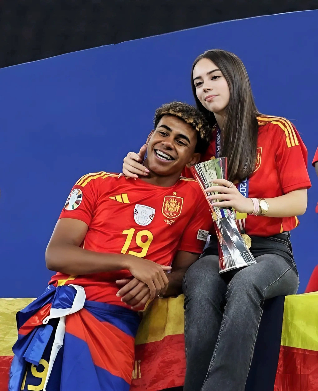 Cặp đôi dành cho nhau những cử chỉ ngọt ngào. Cặp đôi dành cho nhau những cử chỉ ngọt ngào.