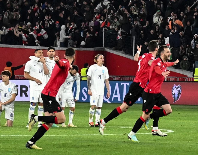 Các cầu thủ Georgia ăn mừng đầy phấn khích sau khi giành chiến thắng trước Hy Lạp. Các cầu thủ Georgia ăn mừng đầy phấn khích sau khi giành chiến thắng trước Hy Lạp.