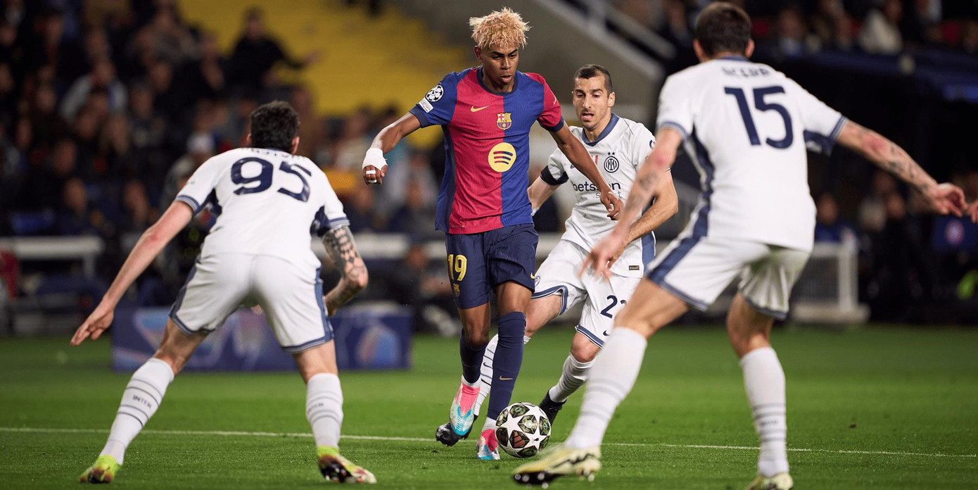 Yamal "nhảy múa" với trái bóng giữa vòng vây các cầu thủ Inter Milan.