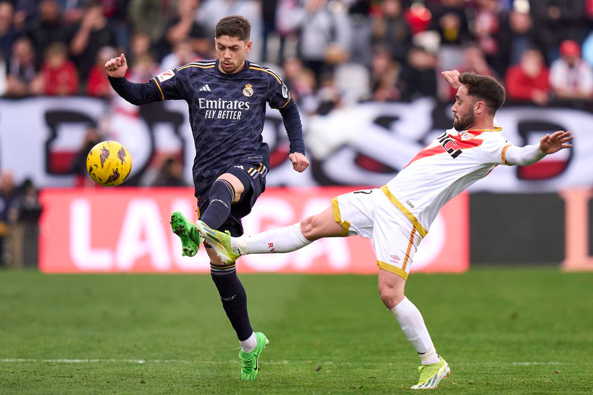 Valverde tranh chấp với cầu thủ Rayo Vallecano.