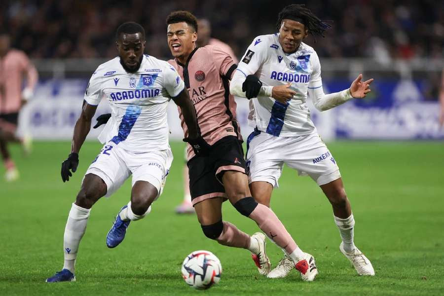 Auxerre bất ngờ cầm hòa PSG trong trận đấu lượt đi Ligue 1 2024/2025.