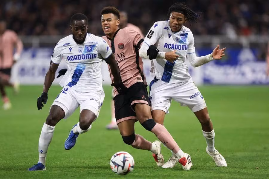 Auxerre bất ngờ cầm hòa PSG trong trận đấu lượt đi Ligue 1 2024/2025. Auxerre bất ngờ cầm hòa PSG trong trận đấu lượt đi Ligue 1 2024/2025.