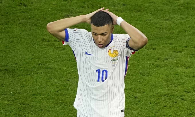 Gương mặt thất thần của Mbappe. Gương mặt thất thần của Mbappe.