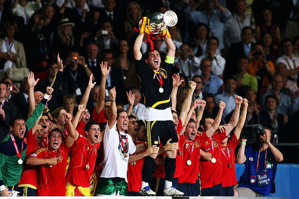 Đội trưởng Iker Casillas nâng cao chức vô địch EURO 2008. Đội trưởng Iker Casillas nâng cao chức vô địch EURO 2008.