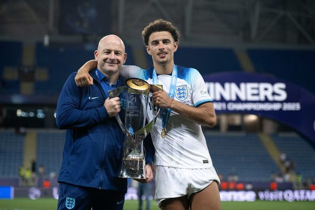 HLV Lee Carsley giúp U21 Anh giành chức vô địch U21 châu Âu 2023.