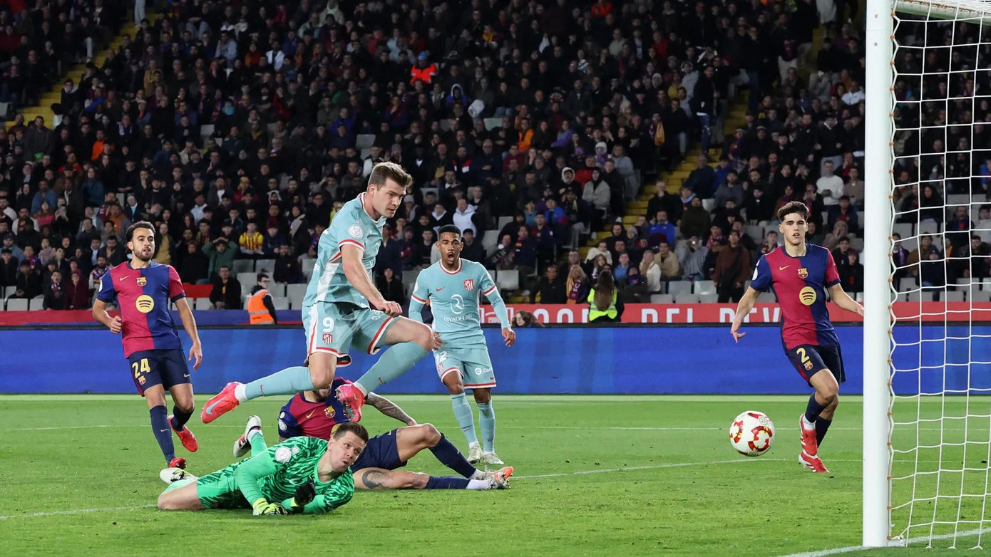 Màn rượt đuổi tỷ số điên rồ giữa Atletico Madrid và Barcelona trong trận bán kết lượt đi cúp Nhà vua.
