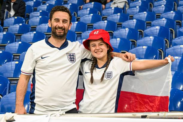 Bellingham lập công, tuyển Anh thắng tối thiểu Serbia trận ra quân ảnh 7 Bellingham lập công, tuyển Anh thắng tối thiểu Serbia trận ra quân ảnh 7