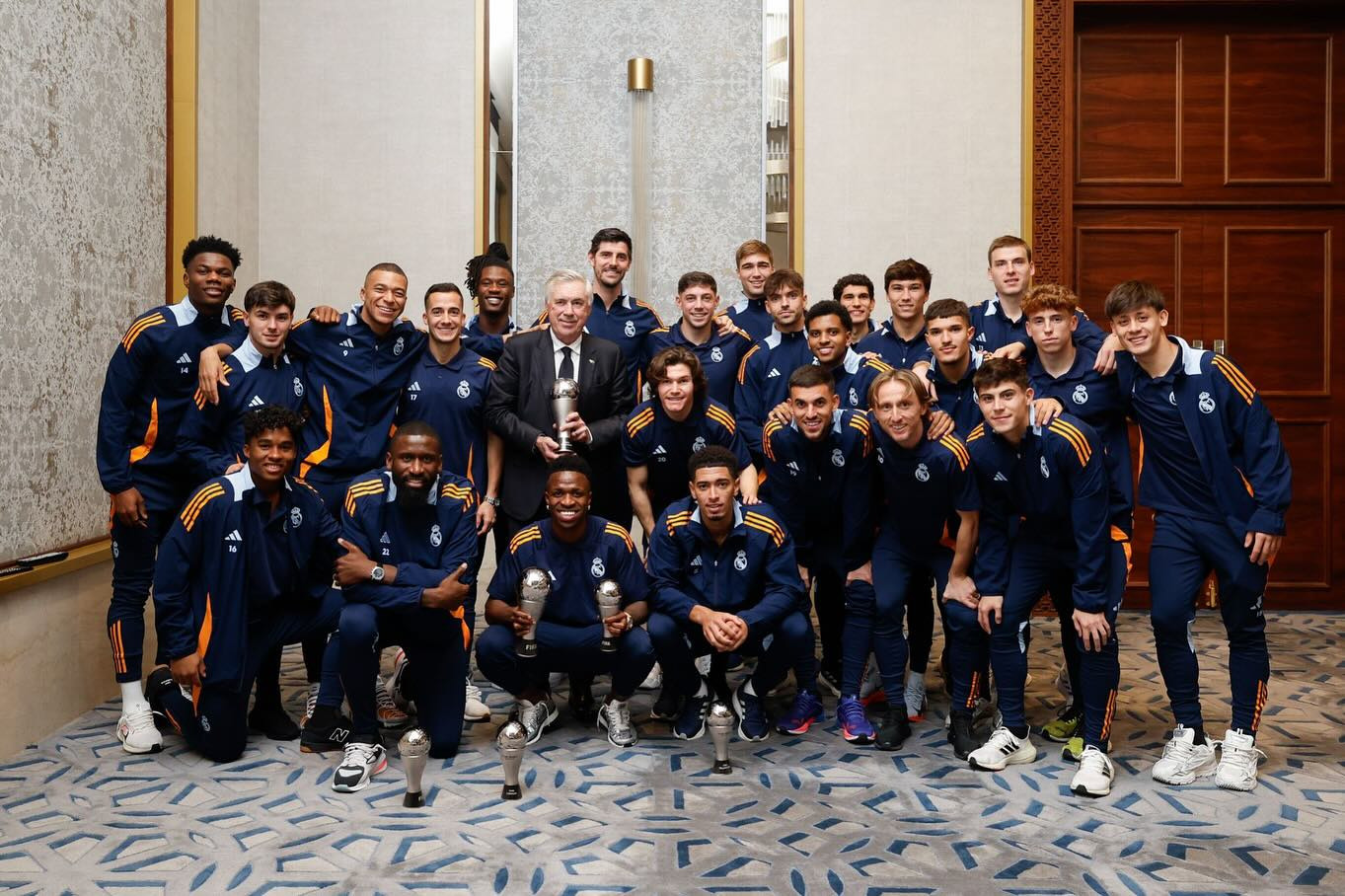 Vinicius Jr và HLV Carlo Ancelotti ăn mừng giải thưởng cùng với tập thể Real Madrid. Vinicius Jr và HLV Carlo Ancelotti ăn mừng giải thưởng cùng với tập thể Real Madrid.