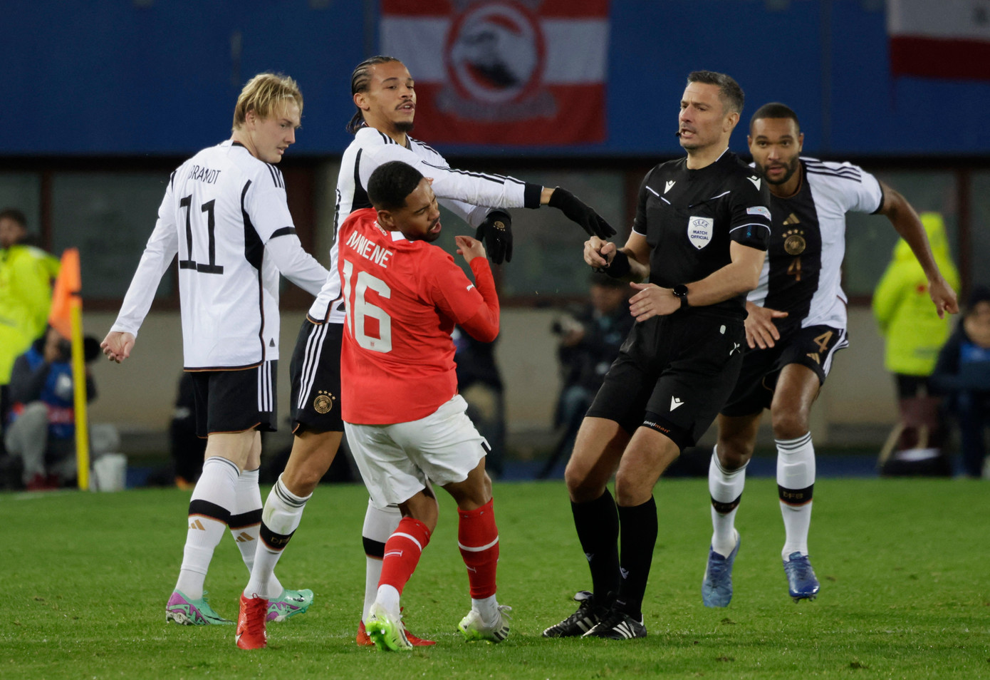 Sane nhận thẻ đỏ trực tiếp sau pha đánh nguội.