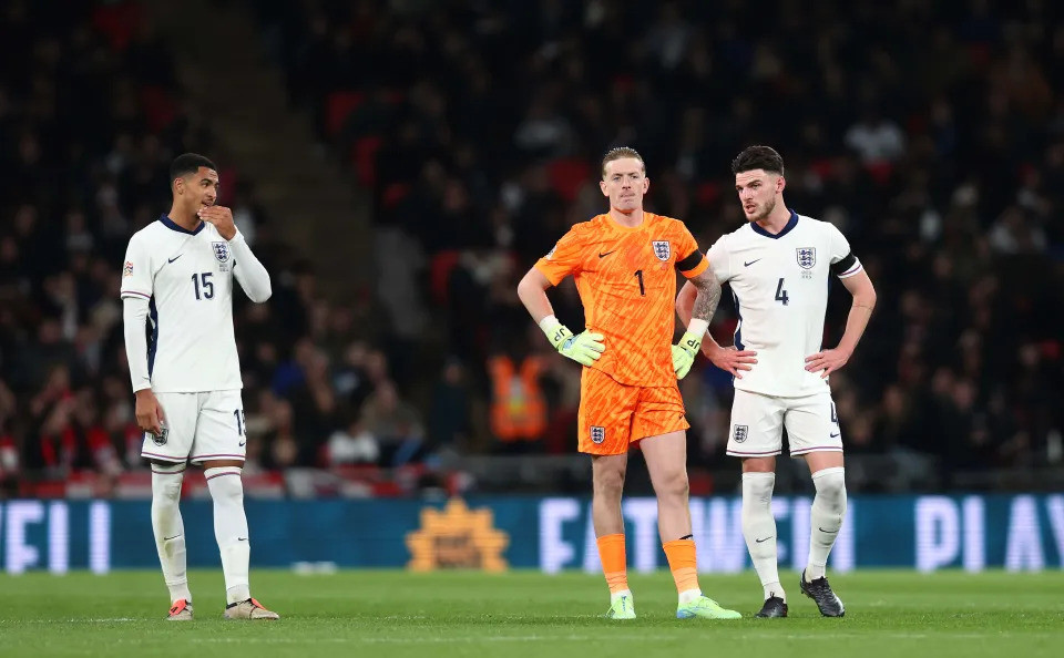 Các cầu thủ đội tuyển Anh tỏ ra rất thất vọng sau thất bại trước Hy Lạp. Các cầu thủ đội tuyển Anh tỏ ra rất thất vọng sau thất bại trước Hy Lạp.