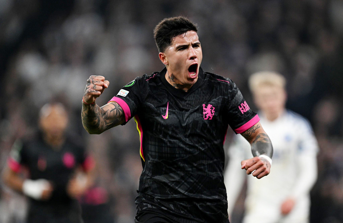 Enzo Fernandez ghi bàn thắng nâng tỷ số lên 2-0 cho Chelsea.