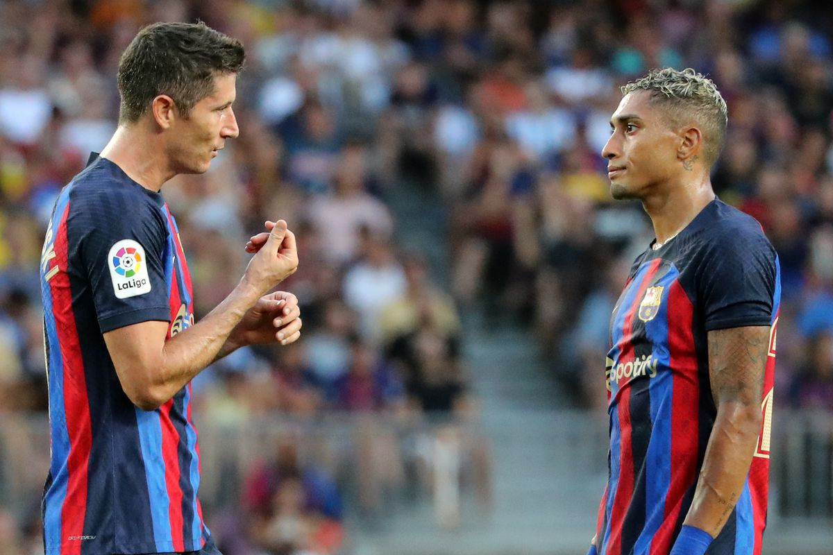 Lewandowski và Raphinha lĩnh xướng hàng tấn công của Barcelona.