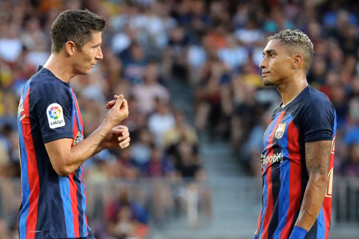 Lewandowski và Raphinha lĩnh xướng hàng tấn công của Barcelona.