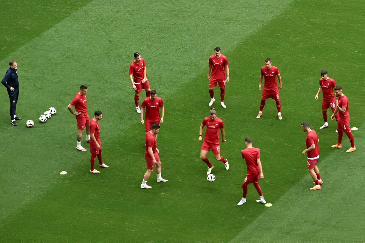 Các cầu thủ Serbia khởi động.