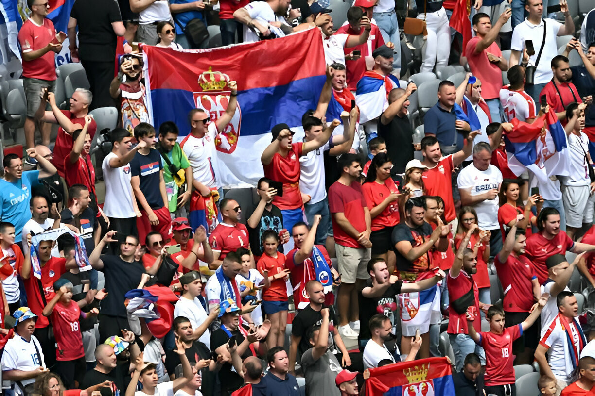 Serbia thoát thua Slovenia nhờ bàn thắng phút 90+5 ảnh 4