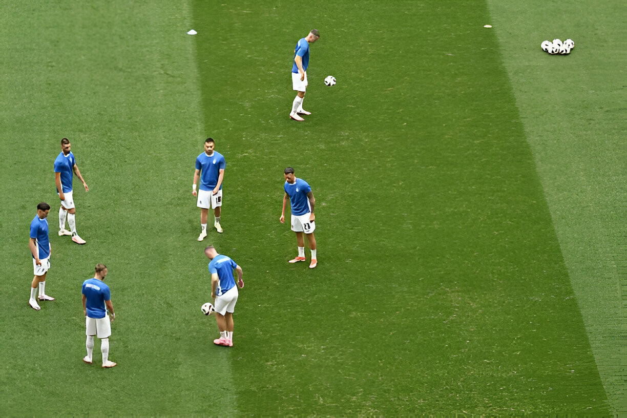 Các cầu thủ Slovenia khởi động.