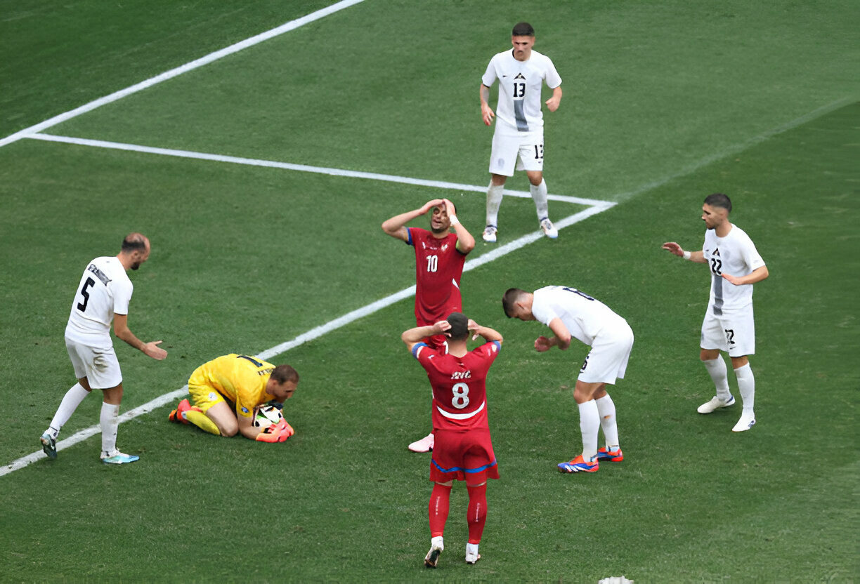 Serbia thoát thua Slovenia nhờ bàn thắng phút 90+5 ảnh 20