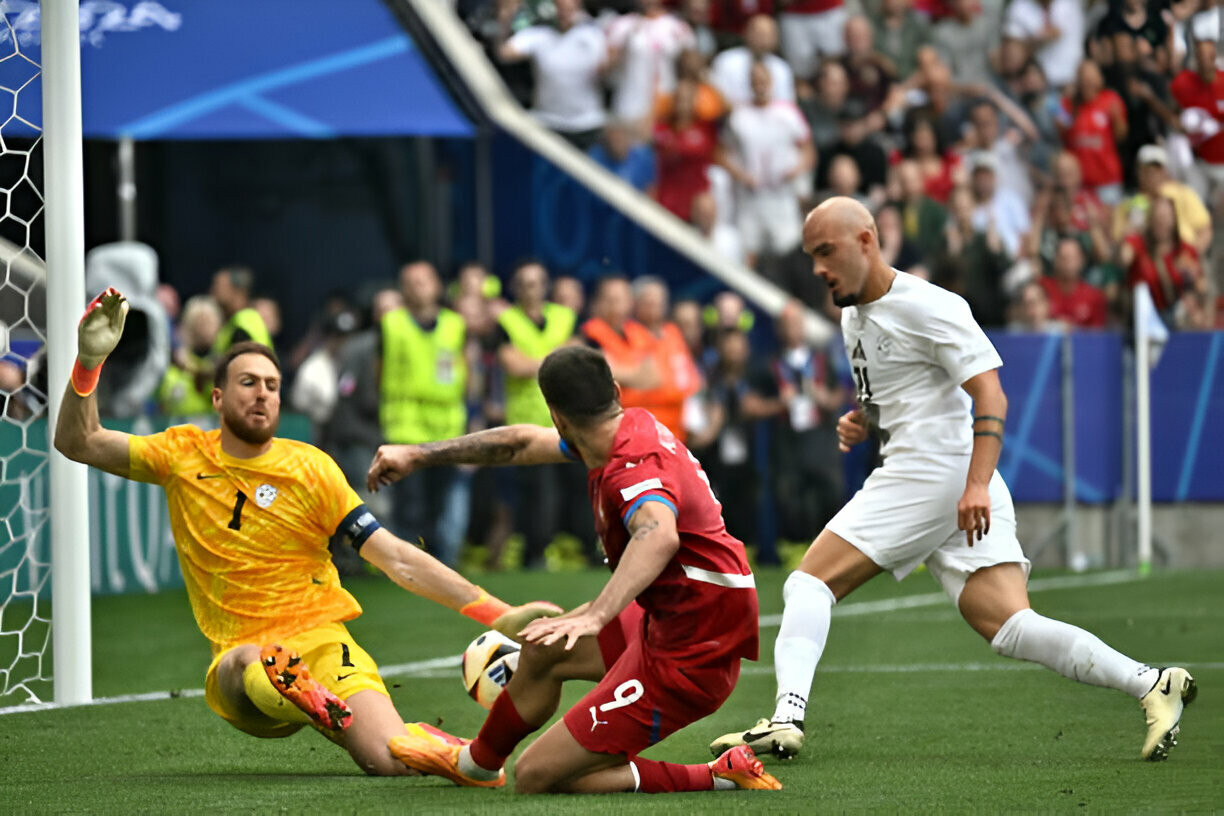 Serbia thoát thua Slovenia nhờ bàn thắng phút 90+5 ảnh 17