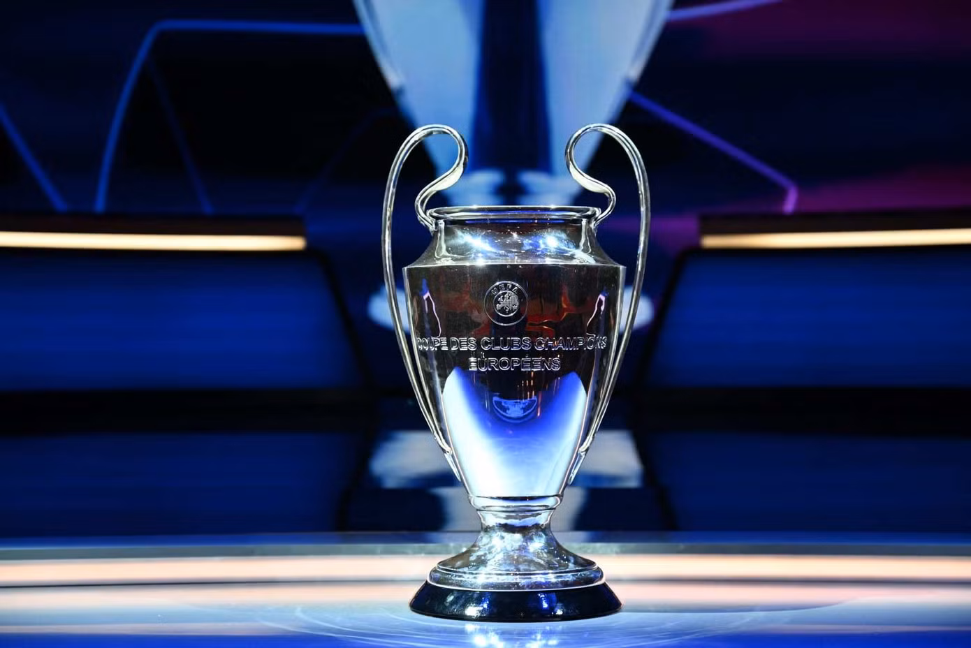 Chiếc cúp UEFA Champions League.