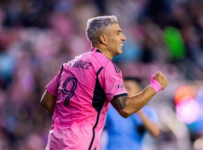Tiền đạo Luis Suarez ăn mừng bàn thắng.