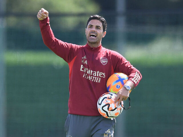 HLV Arteta chỉ đạo trên sân tập. HLV Arteta chỉ đạo trên sân tập.