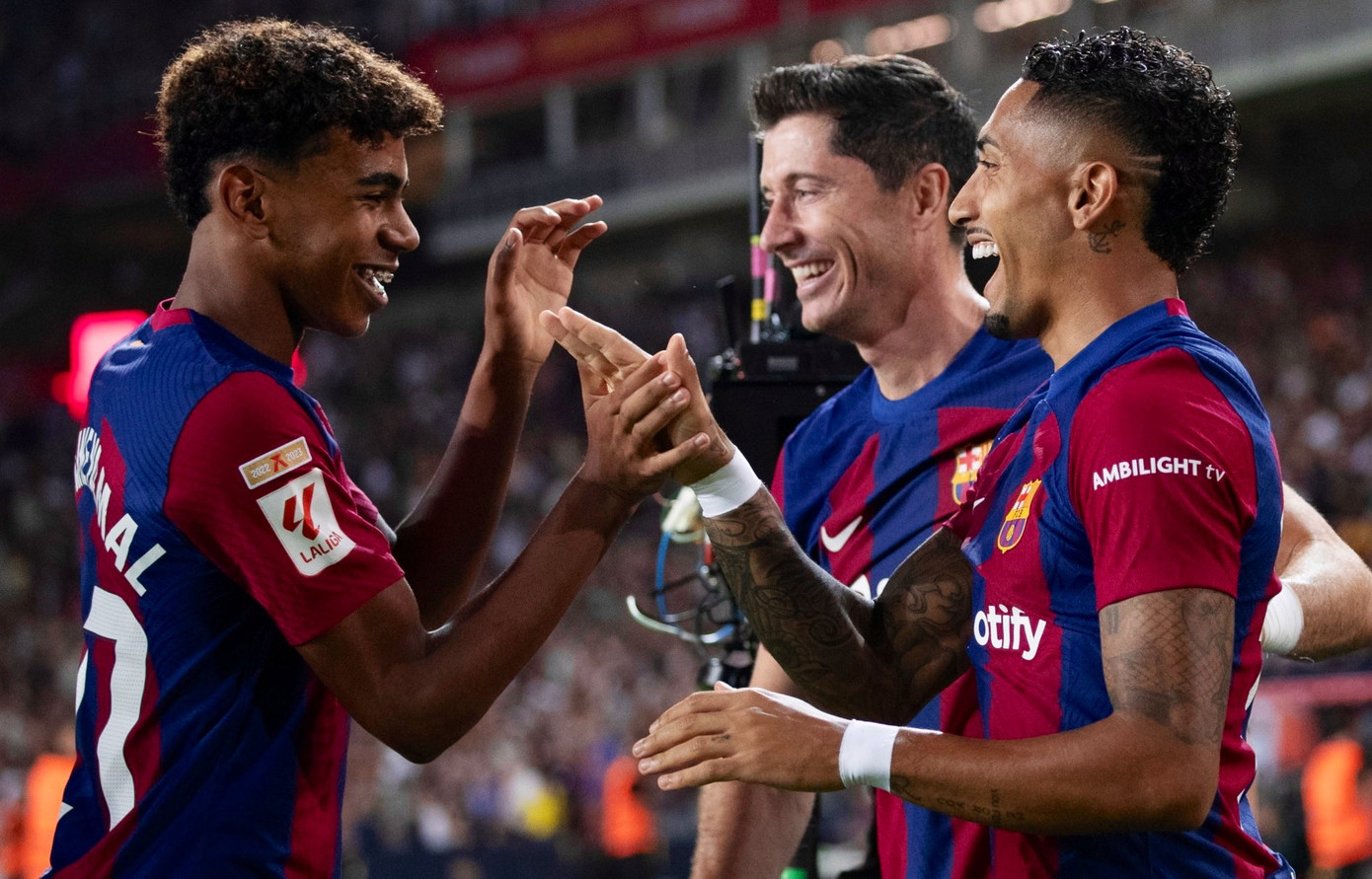 Tam tấu Raphinha - Lewandowski - Yamal đang thi đấu rất bùng nổ vào đầu mùa giải. Tam tấu Raphinha - Lewandowski - Yamal đang thi đấu rất bùng nổ vào đầu mùa giải.