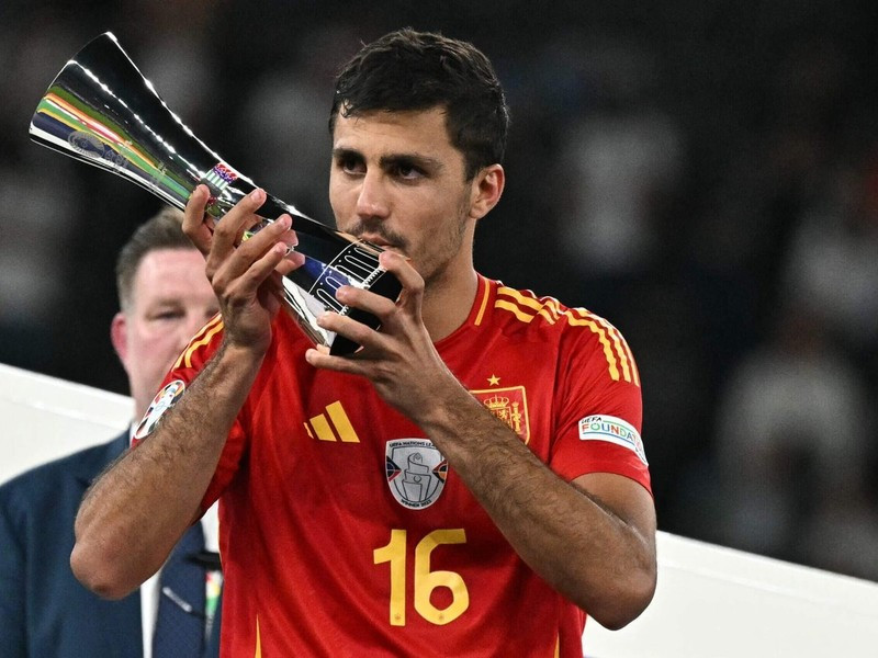 Rodri đoạt danh hiệu cầu thủ hay nhất EURO 2024. Rodri đoạt danh hiệu cầu thủ hay nhất EURO 2024.