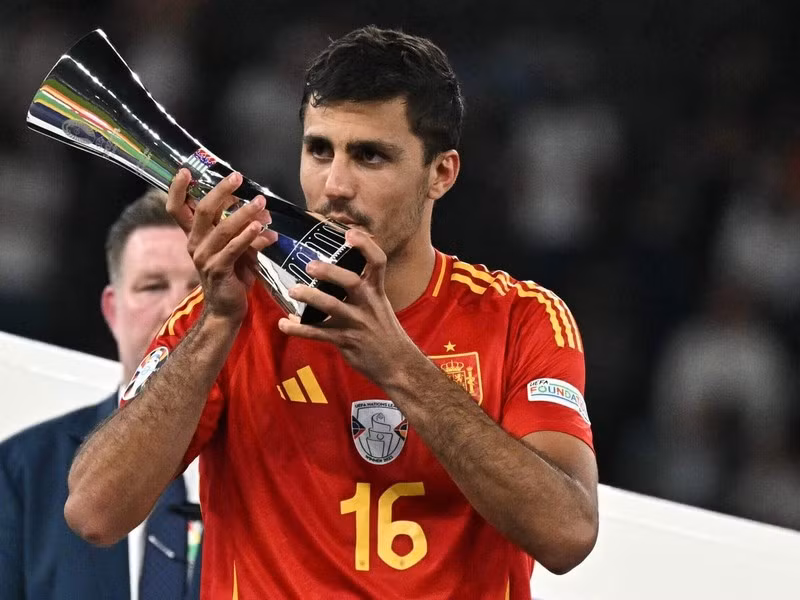 Rodri đoạt danh hiệu cầu thủ hay nhất EURO 2024. Rodri đoạt danh hiệu cầu thủ hay nhất EURO 2024.