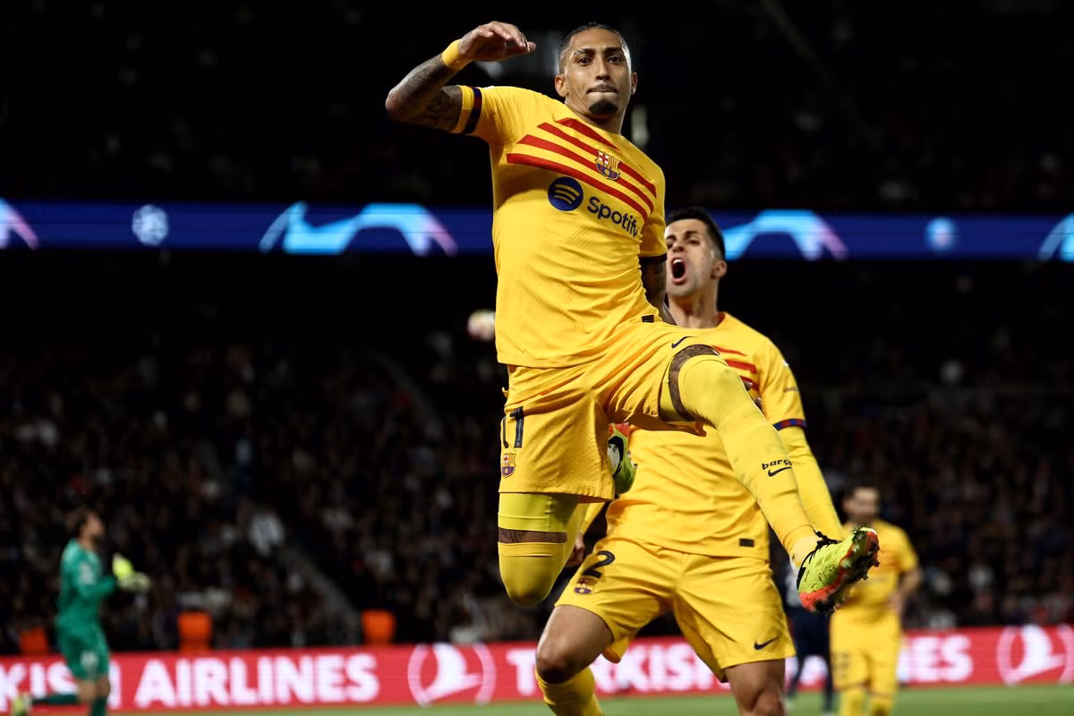Raphinha tỏa sáng rực rỡ với cú đúp vào lưới PSG.