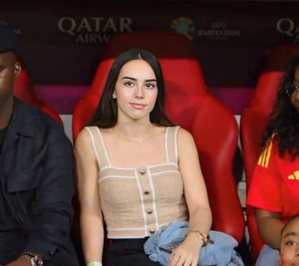 Alex Padilla cổ vũ bạn trai trên khán đài. Alex Padilla cổ vũ bạn trai trên khán đài.