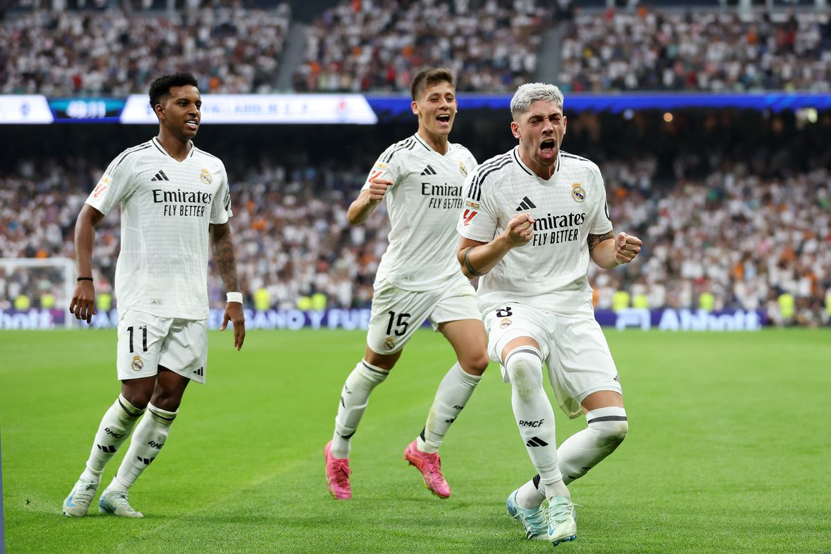 Valverde ăn mừng bàn thắng cùng với Rodrygo và Arda Guler.