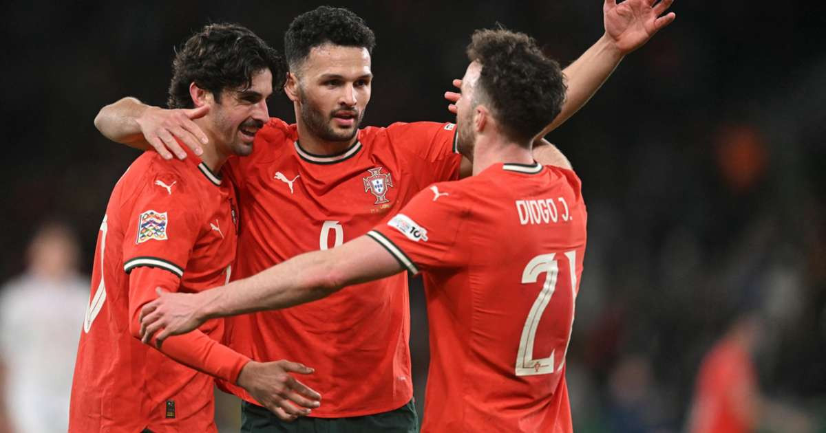 Niềm vui của các cầu thủ Bồ Đào Nha. Niềm vui của các cầu thủ Bồ Đào Nha.