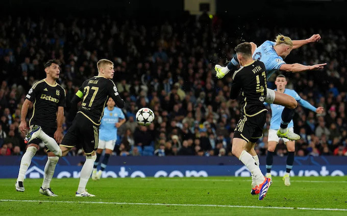 Tuyệt phẩm đánh gót trên không của Erling Haaland.