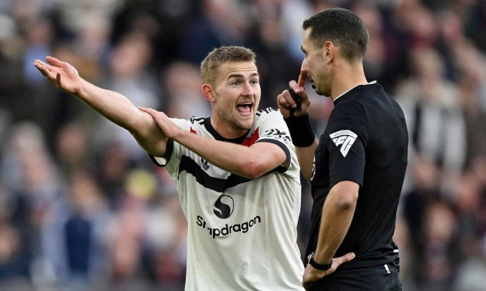 De Ligt tranh cãi với trọng tài sau khi Man United phải chịu một quả phạt đền.