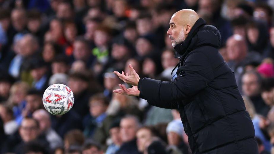 HLV Pep Guardiola chỉ trích chất lượng của trái bóng được sử dụng ở FA Cup. HLV Pep Guardiola chỉ trích chất lượng của trái bóng được sử dụng ở FA Cup.