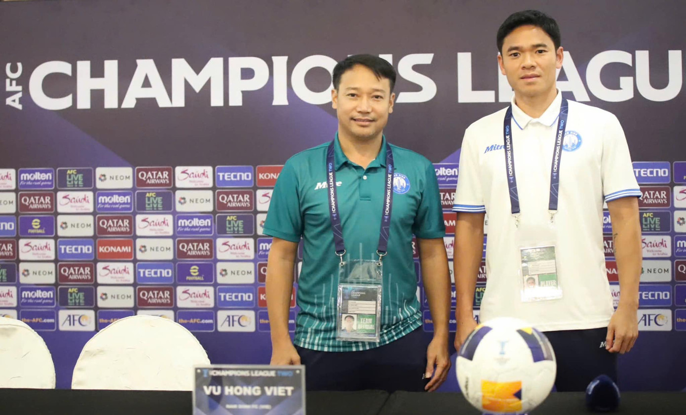 HLV Vũ Hồng Việt và đội trưởng Trần Nguyên Mạnh tham gia buổi họp báo. HLV Vũ Hồng Việt và đội trưởng Trần Nguyên Mạnh tham gia buổi họp báo.