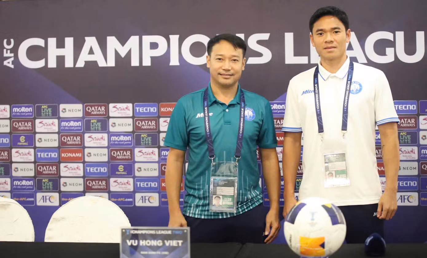 HLV Vũ Hồng Việt và đội trưởng Trần Nguyên Mạnh tham gia buổi họp báo. HLV Vũ Hồng Việt và đội trưởng Trần Nguyên Mạnh tham gia buổi họp báo.