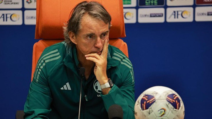 HLV Roberto Mancini tỏ ra thất vọng sau trận hòa trước Indonesia.