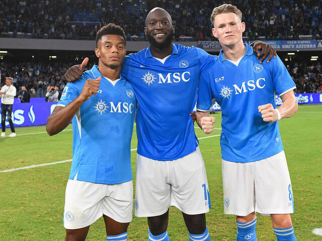 Lukaku và McTominay tỏa sáng tại Napoli. Lukaku và McTominay tỏa sáng tại Napoli.