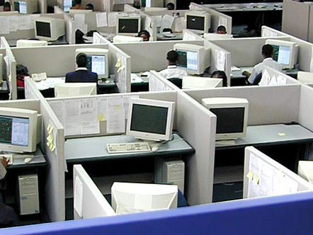 Nhiều người cảm thấy gò khi phải ngồi làm việc trong những ô bàn có vách ngăn. (Ảnh minh họa)