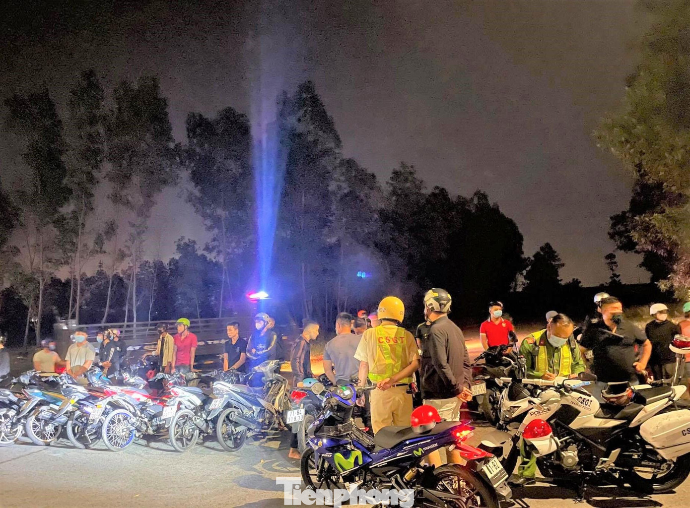 Hàng chục quái xế bị chặn lại