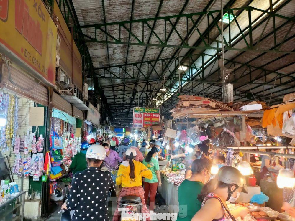 Người dân tập trung đến chợ truyền thống sau khi chợ tự phát bị cấm