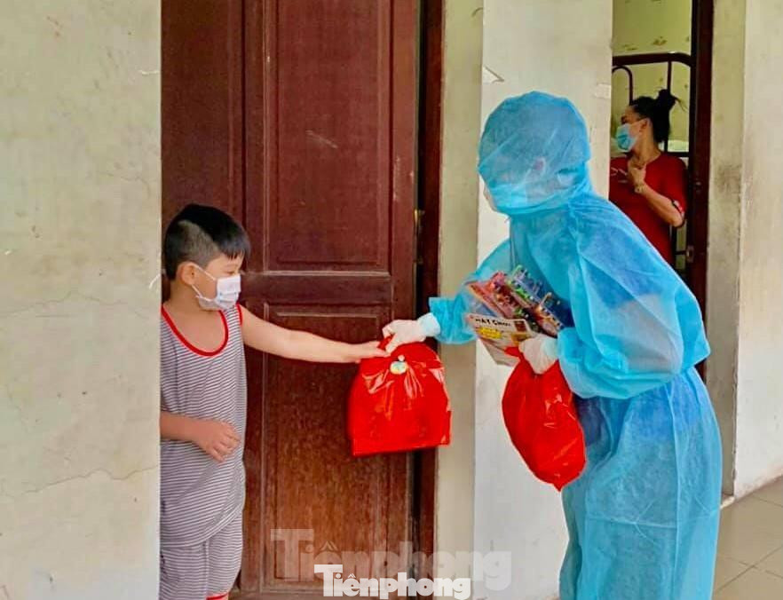 Các em nhỏ trong khu cách ly được tình nguyện viên tặng quà động viên Các em nhỏ trong khu cách ly được tình nguyện viên tặng quà động viên