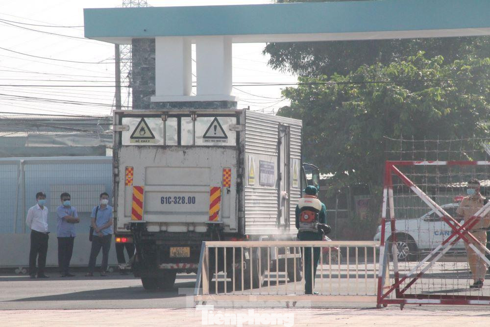 Lực lượng chức năng phun thuốc khử trùng xe thu gom rác ra vào khu cách ly Lực lượng chức năng phun thuốc khử trùng xe thu gom rác ra vào khu cách ly