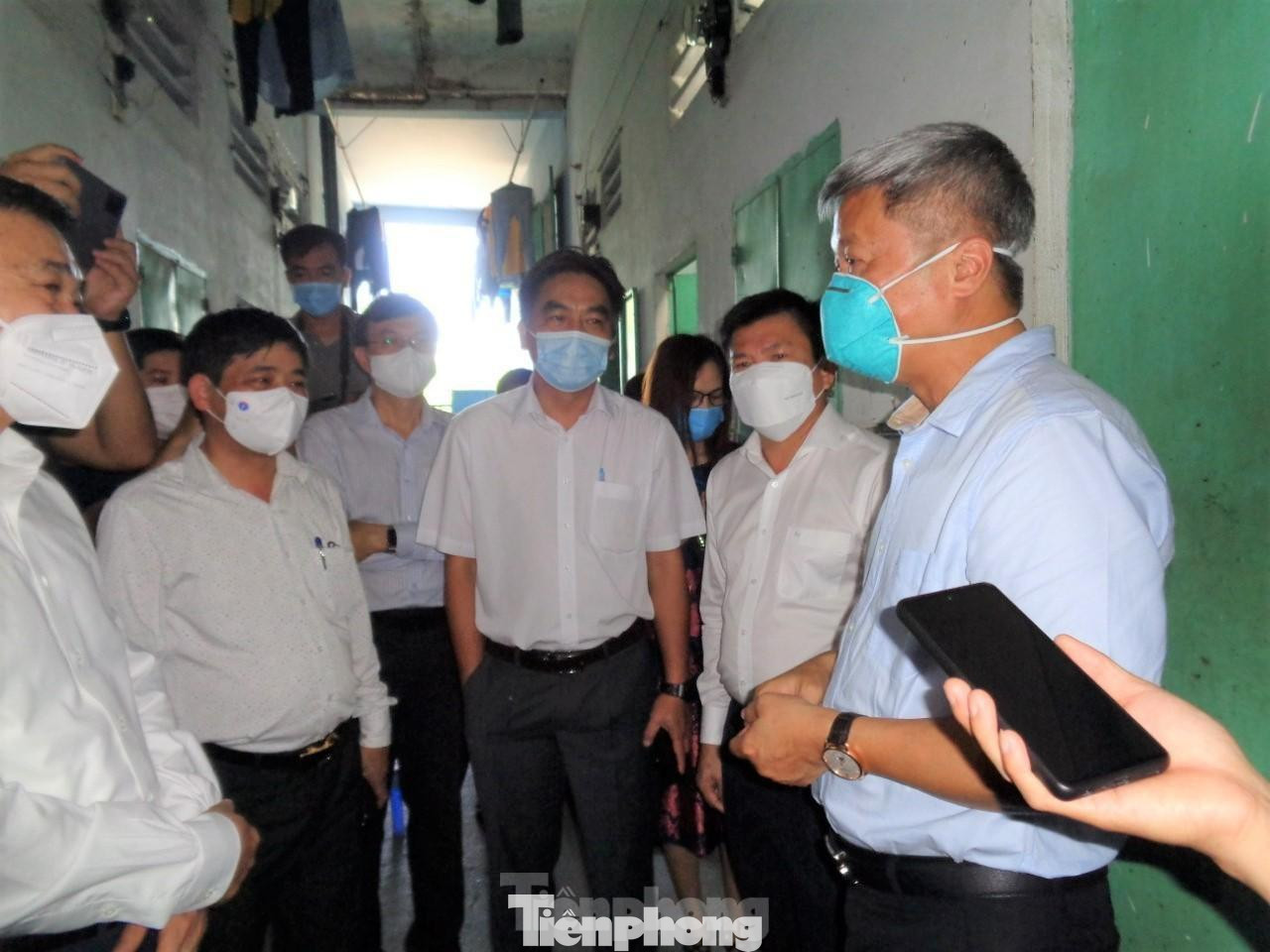 Thứ trưởng Bộ Y tế Nguyễn Trường Sơn đến kiểm tra công tác phòng, chống dịch tại Bình Dương