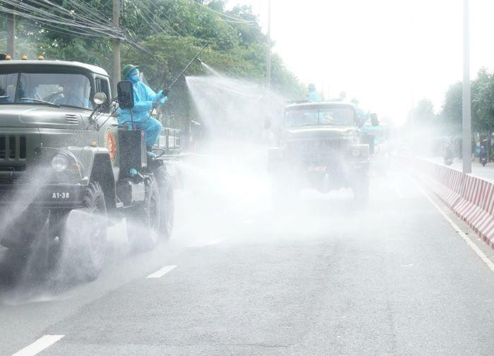 Quân đoàn 4 phun khử trùng tại các khu vực có ca mắc COVID-19 ở Bình Dương Quân đoàn 4 phun khử trùng tại các khu vực có ca mắc COVID-19 ở Bình Dương