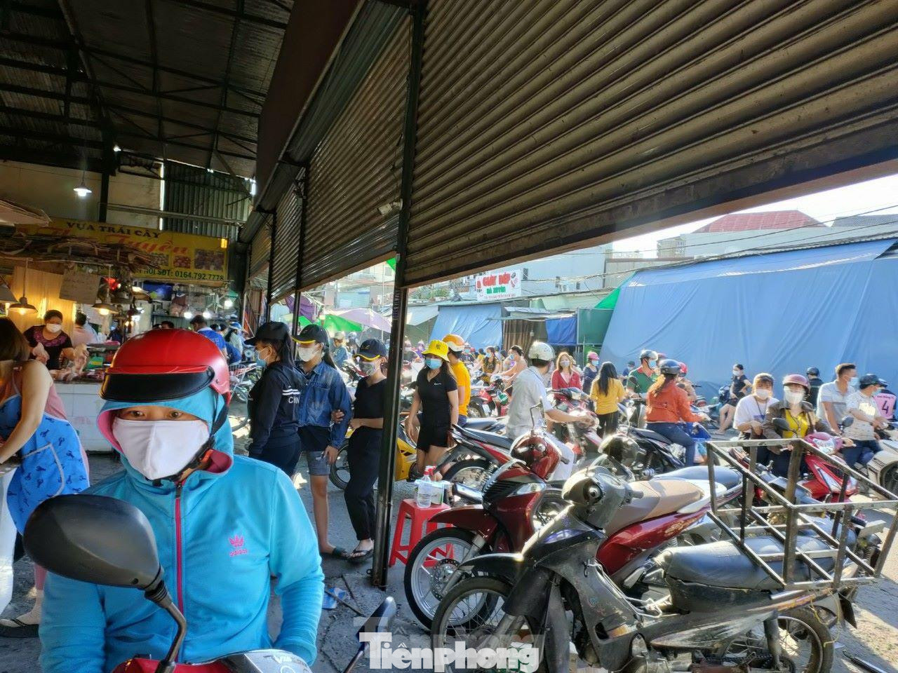 Việc chỉ hoạt động chợ truyền thống dẫn đến việc công nhân lao động sau tan ca phải di chuyển xa đến nơi cho phép để mua thực phẩm