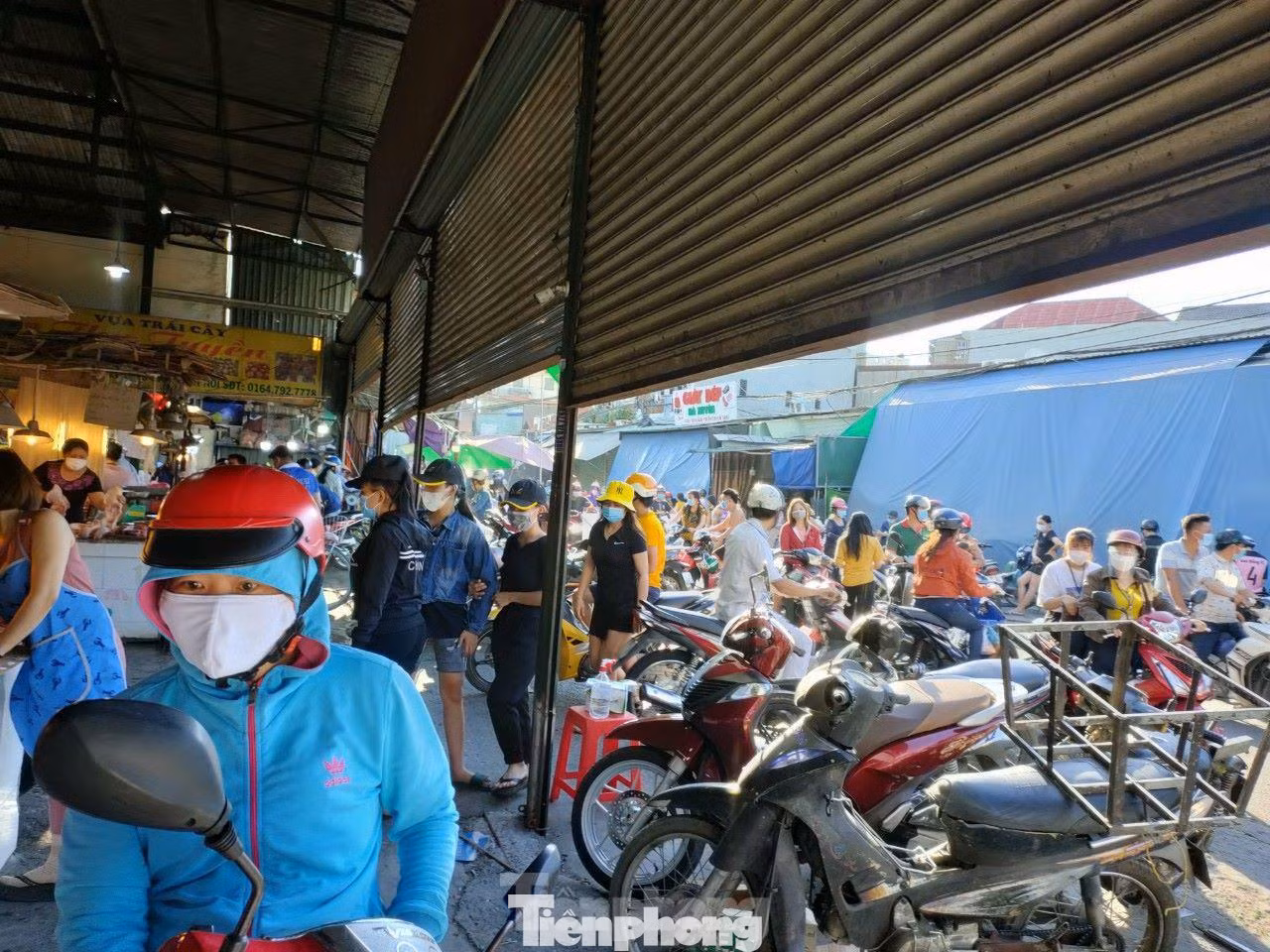 Việc chỉ hoạt động chợ truyền thống dẫn đến việc công nhân lao động sau tan ca phải di chuyển xa đến nơi cho phép để mua thực phẩm